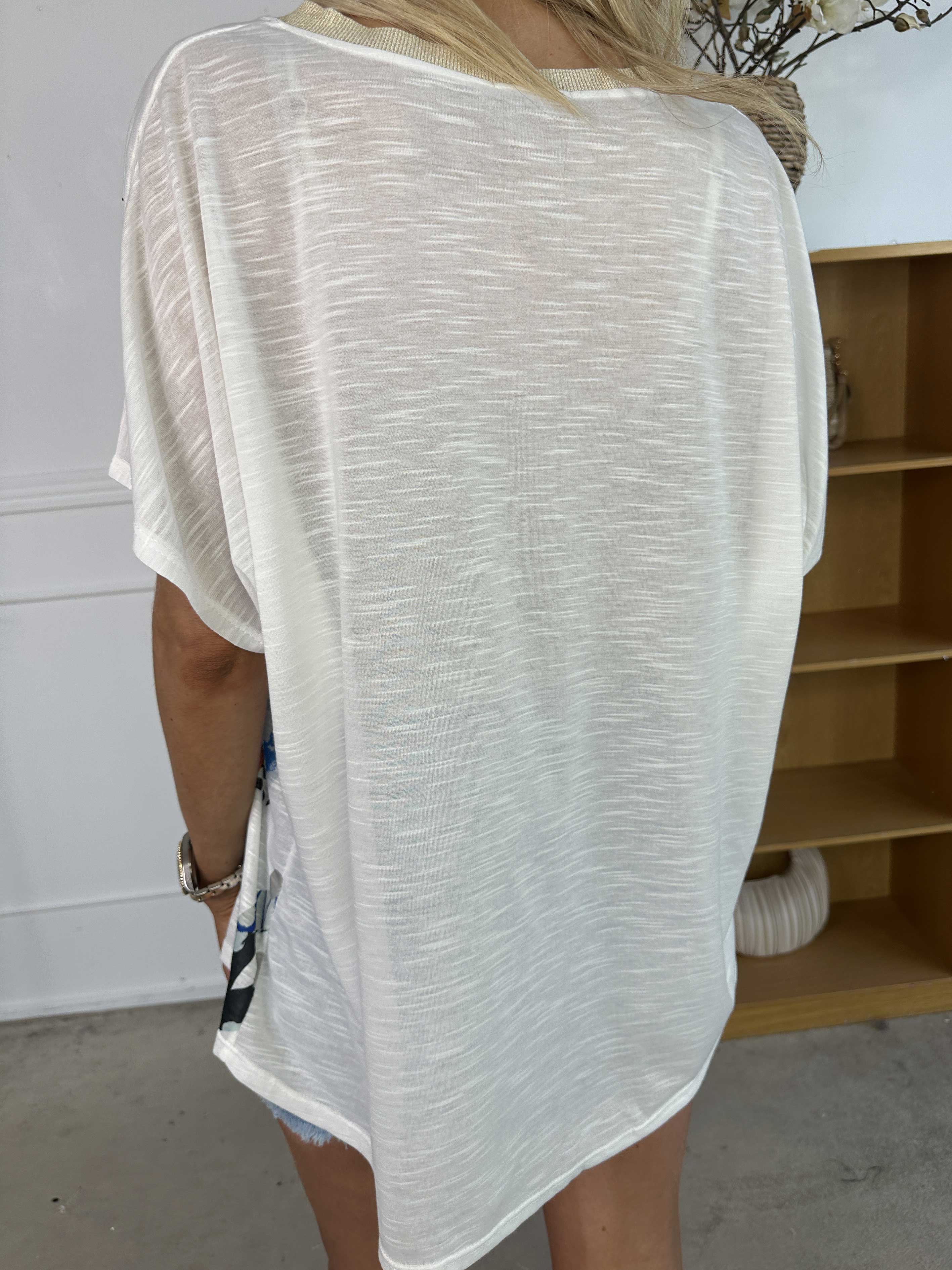 Merle - Vit V-ringad T-shirt med motiv